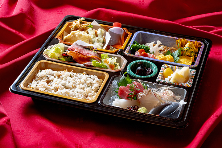 料亭ゆう月の仕出し弁当4,000円。焼魚・天ぷら・炊き込みご飯・お造りを彩りよく詰めた法事や会食向けの和食弁当