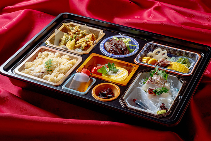 料亭ゆう月の仕出し弁当6,000円。黒毛和牛ローストビーフ入りで箱も大きくなった、法事やお祝いに最適な豪華和食弁当