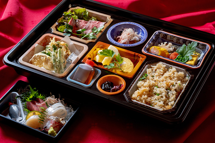 料亭ゆう月の仕出し弁当7,500円。お造りを別盛りにし料理数も増えた、法事・慶事・特別な集まりにふさわしい上位仕出し弁当