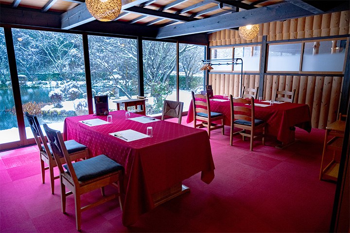 京都・綾部の料亭ゆう月のテーブル席 雪景色の庭園を眺めながら会席料理を楽しめる和モダンなテーブル席