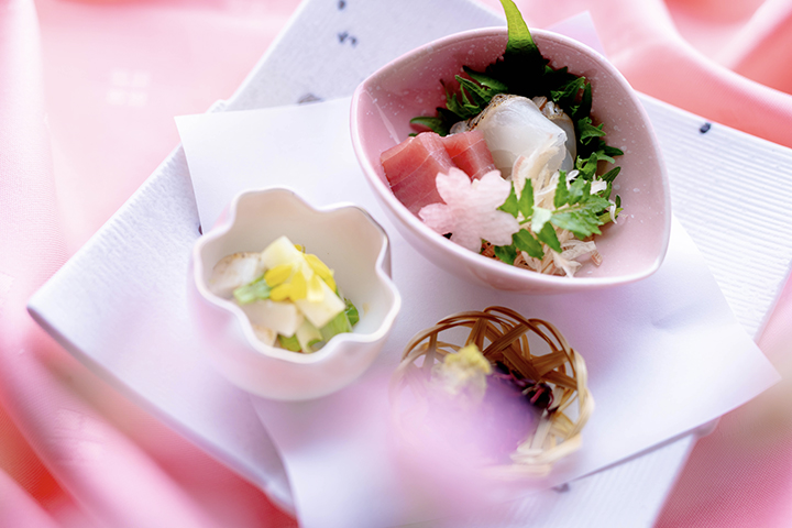 京都の料亭の春の会席料理 鯛とマグロの刺身