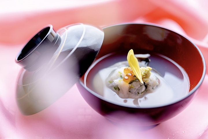 京都の和食レストラン ゆう月の春の会席料理 蛤の潮仕立て