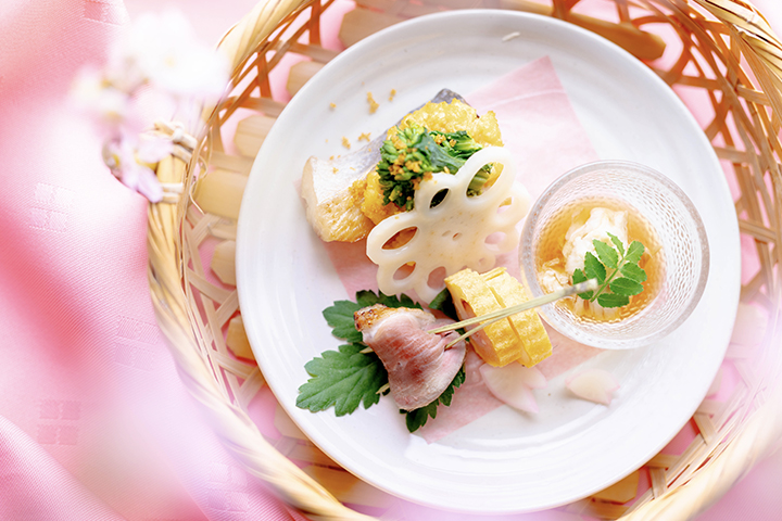 京都の和食店 ゆう月の春の会席料理 鰤の焼き物 湯葉と鴨 桜添え