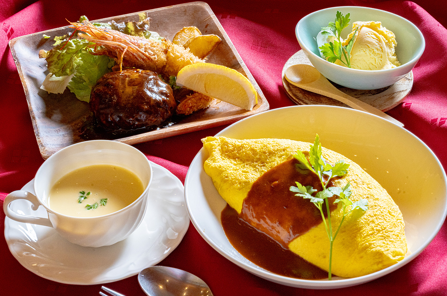 デミグラスソースのオムライスとハンバーグ、海老フライ、ポタージュスープ、アイスクリームの洋食ランチセット,レストラン風の華やかな一皿