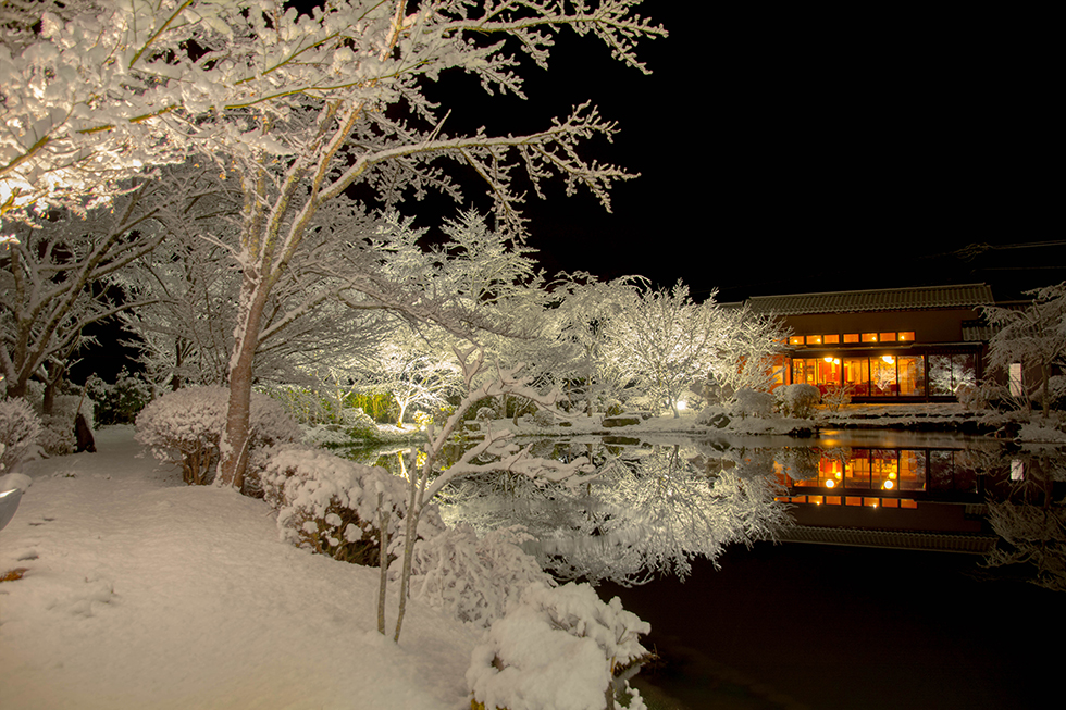 冬の庭園 日本庭園 雪景色 料亭 ライトアップ
