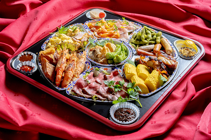 料亭ゆう月10,000円オードブル。黒毛和牛ローストビーフ入りの豪華盛り合わせ。パーティー・法事・精進揚げにも対応可能な大皿料理