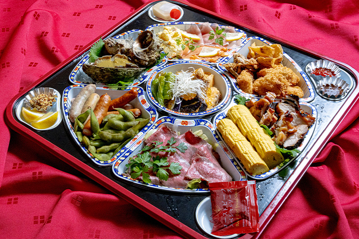 料亭ゆう月15,000円特選オードブル。黒毛和牛ローストビーフや鮑を盛り込んだ最上位豪華盛り合わせ。祝宴・法事・大人数の集まり向け