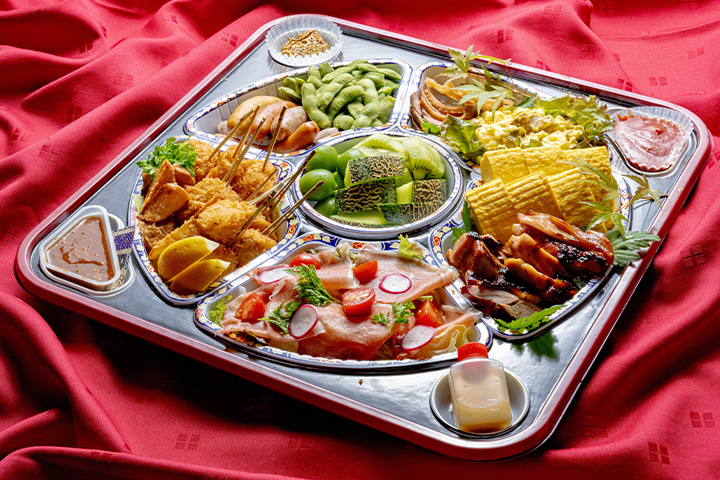 料亭ゆう月6,000円オードブル盛り合わせ。天ぷら、焼き物、揚げ物、前菜などを詰めたパーティー・法事・お通夜向け大皿料理