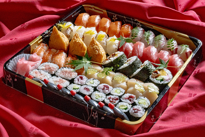 料亭ゆう月10,000円寿司盛り合わせ。中トロや旬魚を含む豪華握り入り。お祝い・会食・法事に最適な大皿寿司