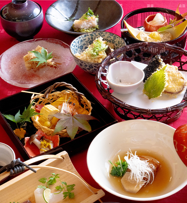 京都 料亭ゆう月の2026年秋の会席料理｜旬の食材を彩り豊かに盛り付けた会席料理の全景