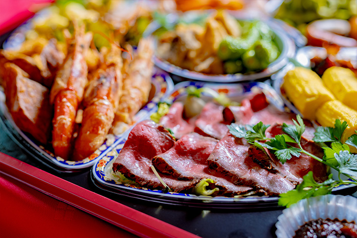 料亭ゆう月10,000円オードブル。黒毛和牛ローストビーフ入りの豪華盛り合わせ。パーティー・法事・精進揚げにも対応可能な大皿料理